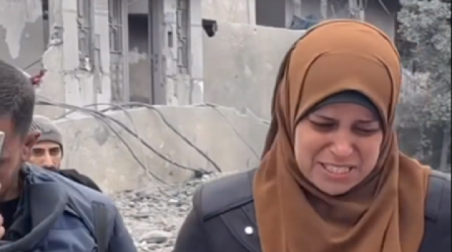 عاجل : سيدة فلسطينية ذهبت لإحضار الطحين فوجدت منزلها قد قصف فوق عائلتها - فيديو