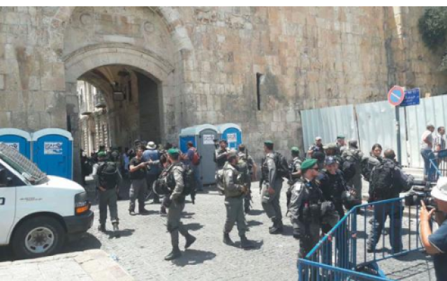 عاجل : الاحتلال يعتدي على المصلين عند باب الأسباط ويمنعهم من الدخول للأقصى