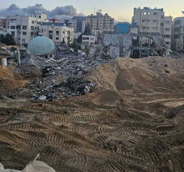 قوات الاحتلال تفجر مبنى داخل مجمع الشفاء