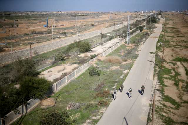 صحيفة بريطانية عن مسؤولين مصريين: إسرائيل تعتزم السيطرة على حدود غزة مع مصر