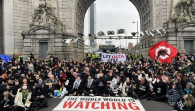 متظاهرون يغلقون جسورًا وأنفاق في نيويورك لوقف العدوان على غزة
