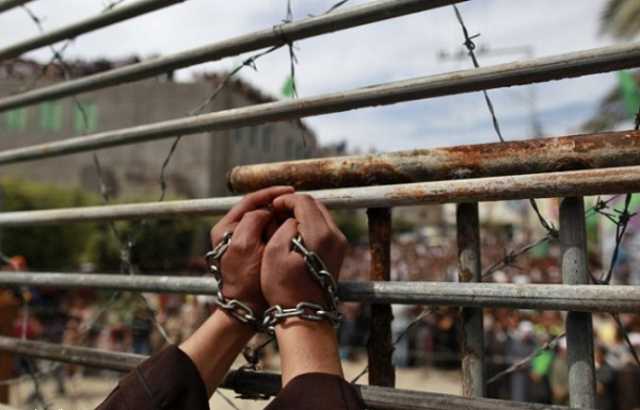 تقرير يكشف ظروف احتجاز الأسرى الفلسطينيين في سجون الاحتلال - تفاصيل