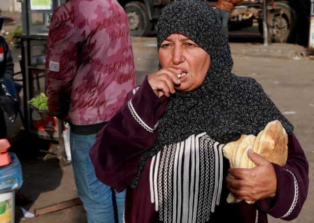 عاجل : فرحة عجوز في غزة بالحصول على الخبز تثير صدمة بمواقع التواصل