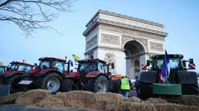 مزارعون يقطعون طريق قوس النصر في باريس والشرطة تعتقل 66 شخصاً