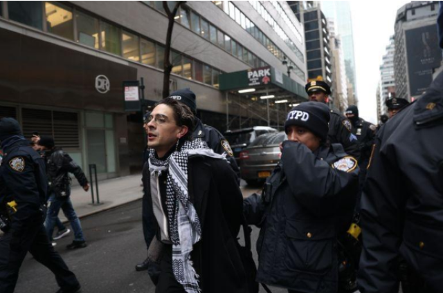 شرطة نيويورك توقف متظاهرين نددوا بالحرب على غزة