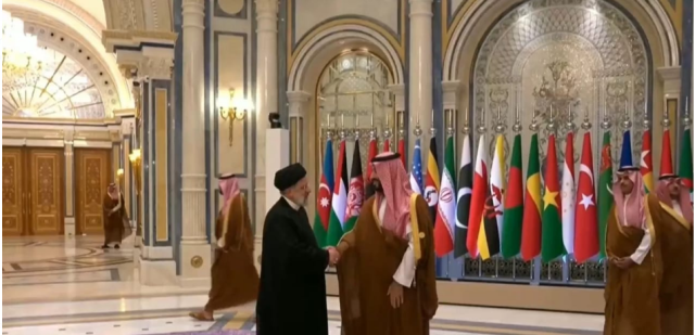 عاجل : في أول لقاء بين قادة السعودية وإيران …بن سلمان خارج قاعة القمة لاستقبال رئيسي