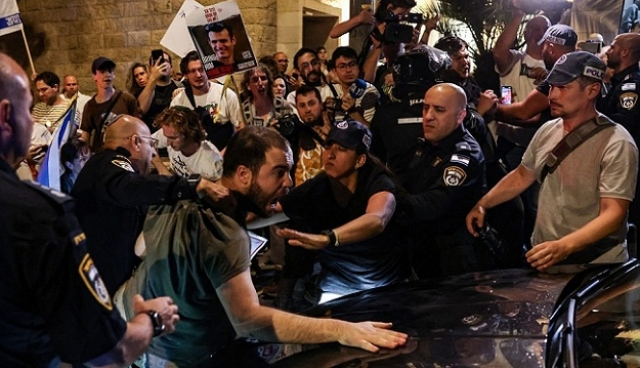 مظاهرة غاضبة أمام مكتب نتنياهو بالقدس المحتلة .. متظاهرون يرشقون بن غفير بالأحذية
