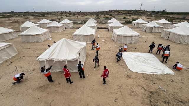 عاجل : هل بدأت مصر بإنشاء مخيّم في رفح على بُعد أمتار قليلة من غزة ؟