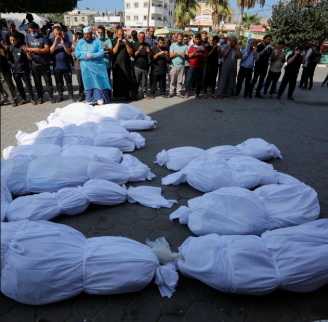 بالفيديو .. أداء صلاة الجنازة على عدد من الشهداء الذين ارتقوا خلال غارات صهيونية على وسط قطاع غزة أمس