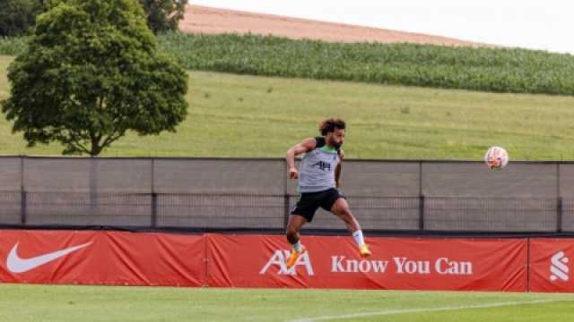 كاد أن يكسر يده.. محمد صلاح يحرج زميله في ليفربول.. (فيديو)