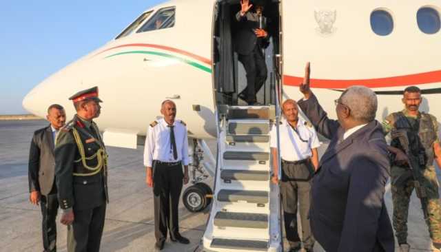 البرهان يغادر إلى ليبيا برفقة اثنين من المسؤولين