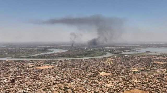 بعد معارك ضارية في محيط المدينة الرياضية فجرا.. إغلاق السوق المركزي وخلو الشوارع من المارة