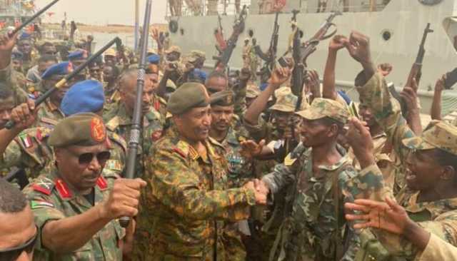 البرهان يصل قاعدة بحرية تتبع للجيش السوداني