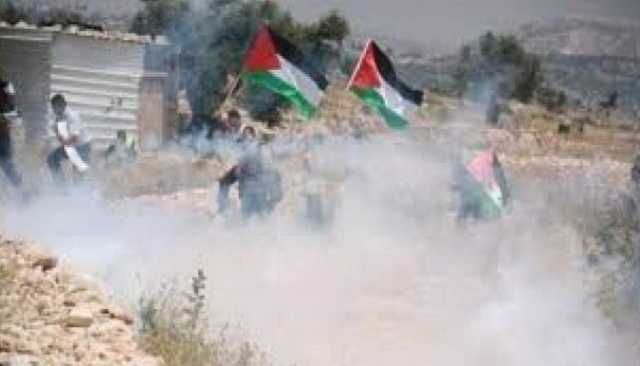 إصابة مواطنين فلسطينيين في قمع لقوات العدو الصهيوني لمسيرتين بالضفة الغربية المحتلة