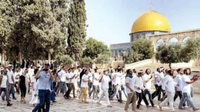 عشرات المستوطنين الصهاينة يقتحمون ساحات المسجد الأقصى