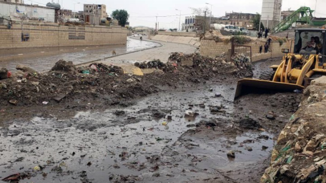 إزالة مخالفة بناء وتنظيف قنوات تصريف مياه الأمطار والسيول في مديرية شعوب