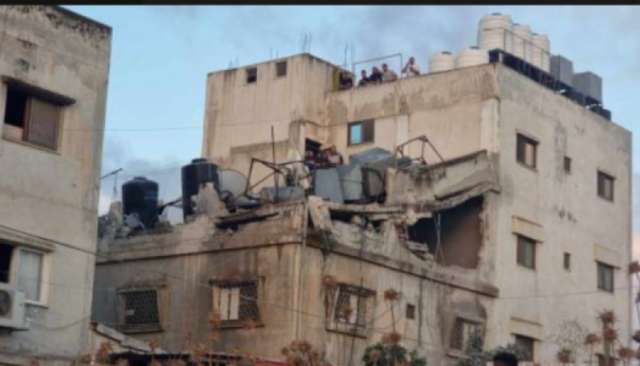 قوات العدو تفجر منزل عائلة شهيد فلسطيني في نابلس وسط مواجهات واشتباكات مع مقاومين