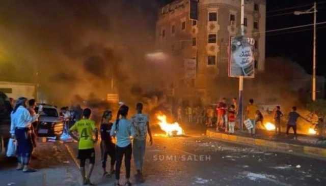 عدن .. غضب شعبي ودعوات لمظاهرات ليلية احتجاجا على انقطاع الكهرباء