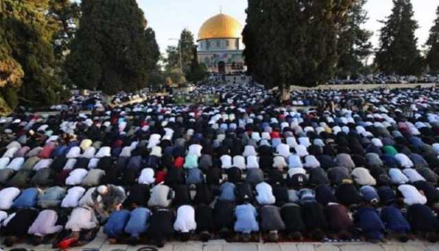 عشرات آلاف الفلسطينيين يؤدون صلاة الجمعة في المسجد الأقصى