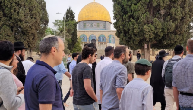 عشرات المستوطنين يدنسون باحات المسجد الأقصى المبارك