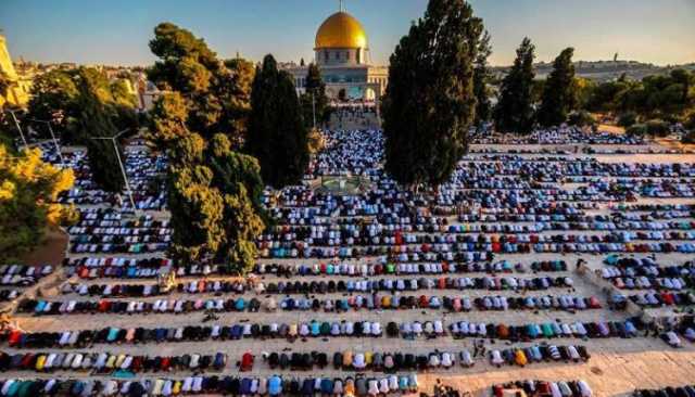 عشرات آلاف الفلسطينيين يؤدون صلاة الجمعة في المسجد الأقصى المبارك