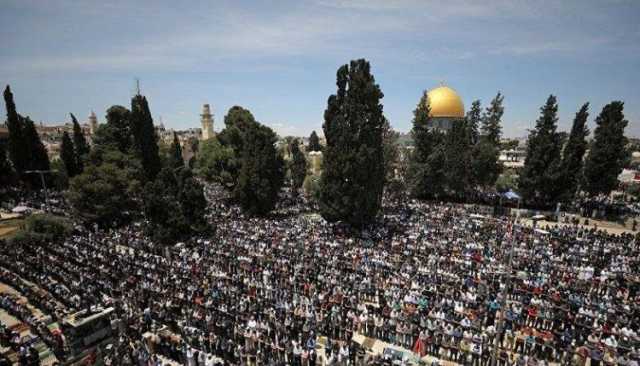عشرات الآلاف يؤدون صلاة الجمعة في المسجد الأقصى المبارك رغم إجراءات العدو المشددة