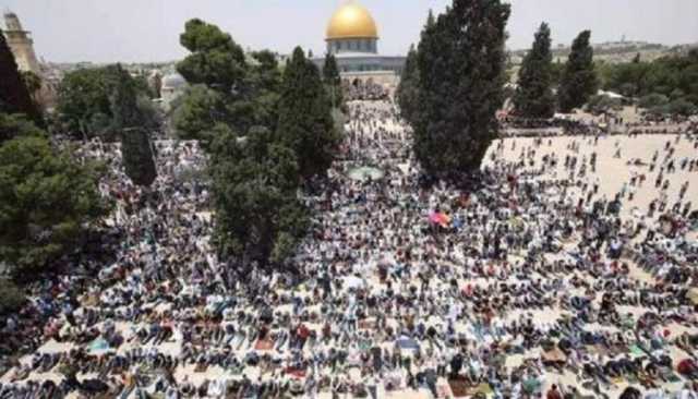 عشرات الآلاف من الفلسطينيين يؤدون صلاة الجمعة في المسجد الأقصى المبارك