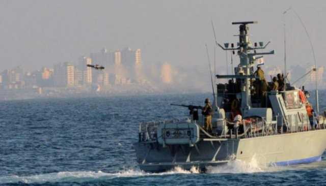 بحرية العدو تهاجم الصيادين الفلسطينيين في بحر غزة