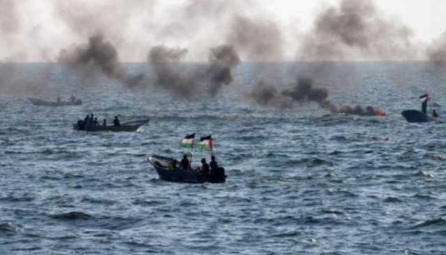 زوارق العدو تفتح نيرانها صوب الصيادين الفلسطينيين بغزة
