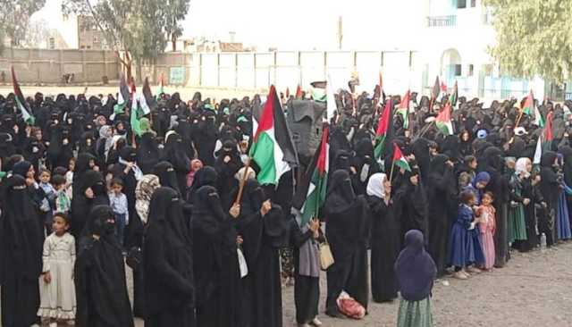 حرائر صنعاء ينظمن وقفة احتجاجية تنديداً بتخاذل الأنظمة العربية والإسلامية في نصرة الشعب الفلسطيني