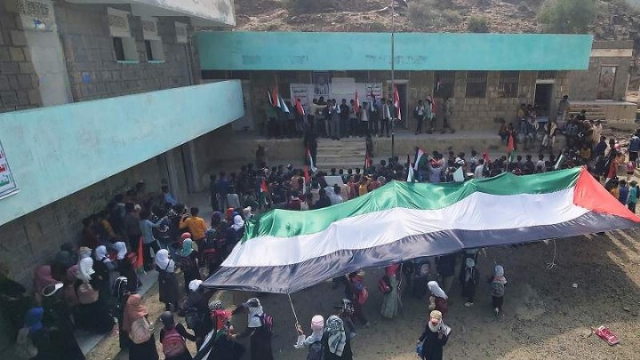 وقفة طلابية في مديرية القبيطة بمحافظة لحج تنديداً بجرائم العدو الصهيوني بغزة