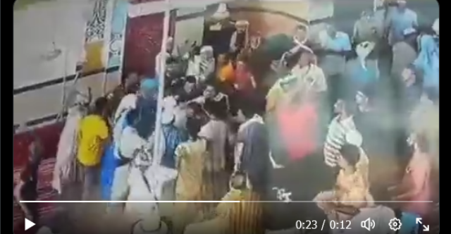 شاهد .. الأعتداء على خطيب مسجد في عدن لمناهضته التطبيع مع الكيان الإسرائيلي (فيديو)