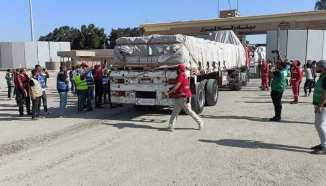 بدء عبور شاحنات الإغاثة معبر رفح إلى غزة