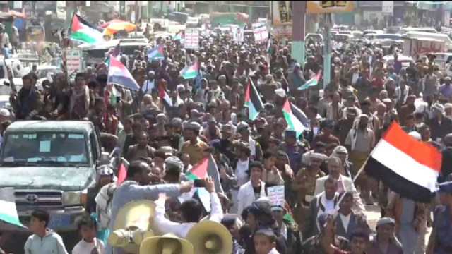 مسيرة جماهيرية حاشدة بالبيضاء تأييداً لقرارات القيادة وتنديداً بمجازر العدوان الصهيوني في غزة