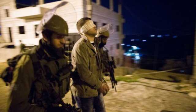 العدو الصهيوني يشن حملة اعتقالات طالت 55 فلسطينياً من الضفة الغربية