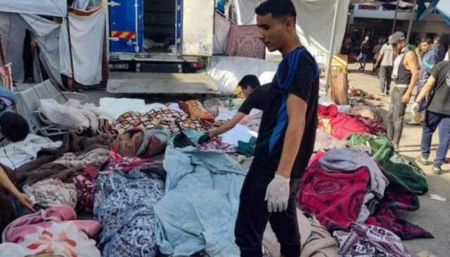 بعد أن بقوا 4 أيام في العراء.. قبر جماعي لـ 150 شهيداً في مجمع الشفاء الطبي بغزة