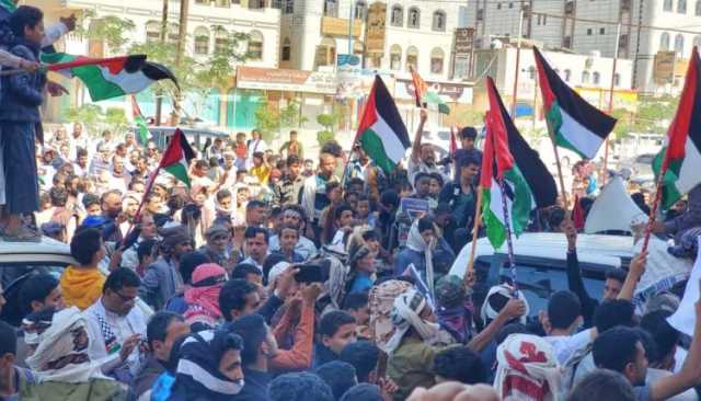 مسيرة حاشدة بشبوة تندد بجرائم الاحتلال الاسرائيلي