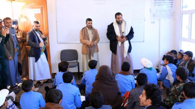 محافظ صنعاء يتفقد سير العملية التعليمية بمدرسة شهيد القرآن بمديرية سنحان
