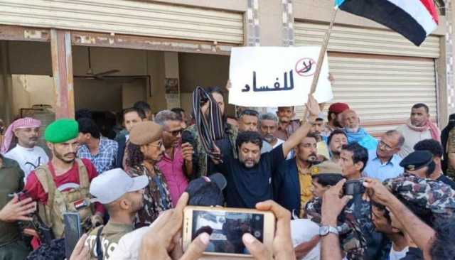 الانتقالي يبدأ التصعيد في عدن باقتحام وزارات حكومة المرتزقة
