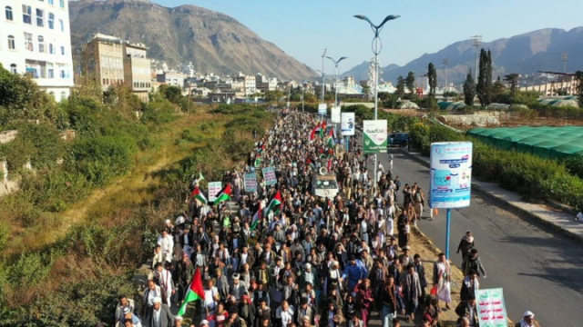 مسيرة جماهيرية حاشدة بإب تحت شعار “تحالف حماية السفن الإسرائيلية لا يرهبنا”