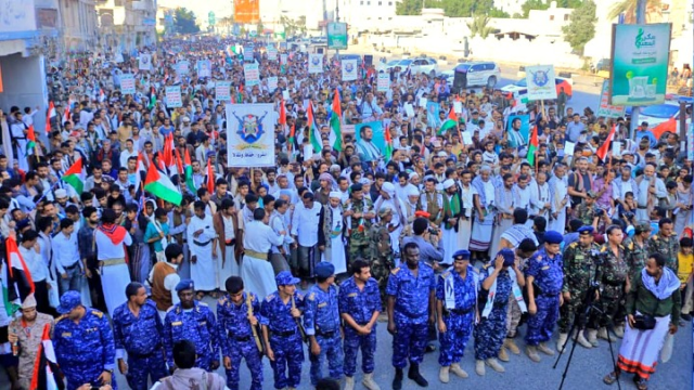 مسيرة جماهيرية كبرى بالحديدة تضامناً مع الشعب الفلسطيني وإسناداً لغزة حتى النصر
