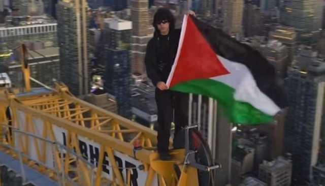 شاب أمريكي يرفع علم فلسطين فوق ناطحة سحاب بنيويورك