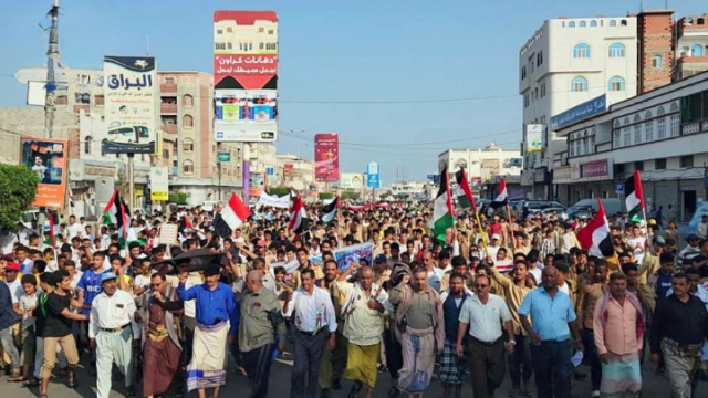 وقفة ومسيرة طلابية في مديرية الميناء بالحديدة تنديداً بجرائم الكيان الصهيوني والعدوان الأمريكي البريطاني على اليمن