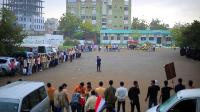 وقفة لموظفي جامعة الحديدة تنديداً بجرائم الكيان الصهيوني والعدوان الأمريكي البريطاني على اليمن