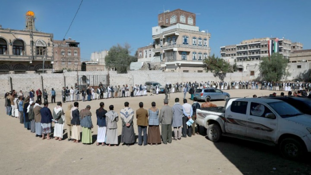 وقفة احتجاجية لموظفي الهيئة العامة للأوقاف تنديداً بالعدوان الأمريكي البريطاني على اليمن