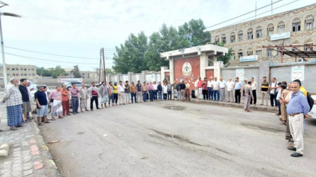 وقفة لقيادة وموظفي الضرائب بالحديدة تنديداً بجرائم الكيان الصهيوني والعدوان الأمريكي البريطاني السافر على اليمن