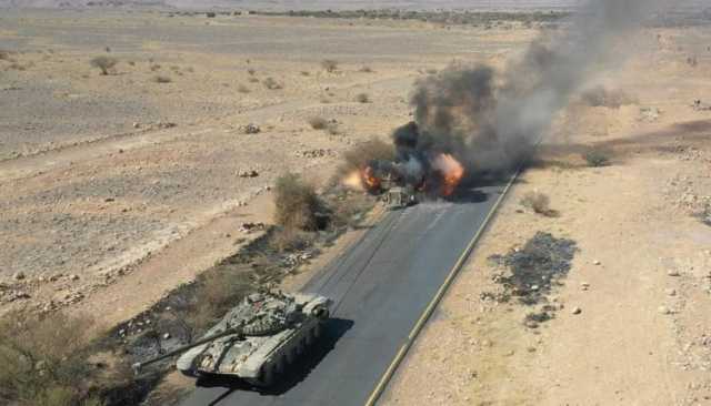 شاهد بالصور والفيديو.. قوات عسكرية في الجيش اليمني تشن هجوماً مباغتاً على مواقع للعدو الصهيوني والأمريكي وتدمر عدداً كبيراً من التحصينات والآليات المدرعة