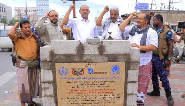 أمين عام الشؤون الإنسانية يفتتح مشروع صيانة وتأهيل شارع صنعاء الرئيسي بالحديدة