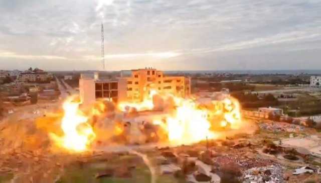 جنود العدو الصهيوني يحرقون المنازل في غزة