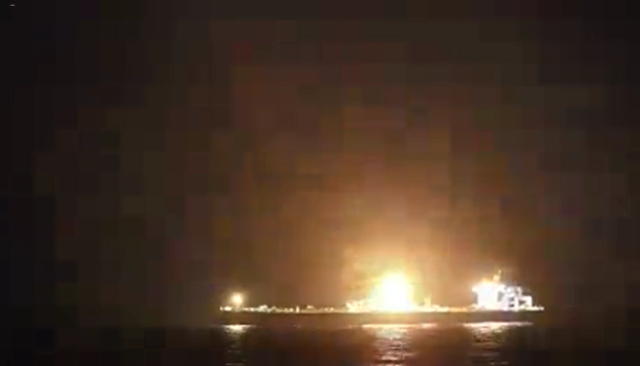 استهداف سفن نفطية وحربية.. ليلة عصيبة على أمريكا في البحرين الأحمر والعربي